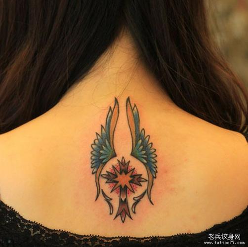 一款适合女性颈部十字架翅膀纹身图案