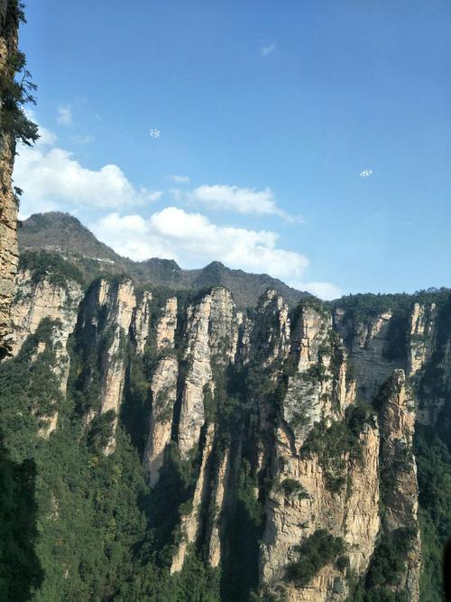张家界原名青岩山,地貌奇特,"三千峰林八百水",一座座山峰就像刀