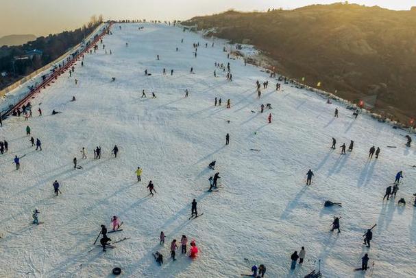 2023年12月31日,市民在山东省滕州市莲青山滑雪场体验滑雪.