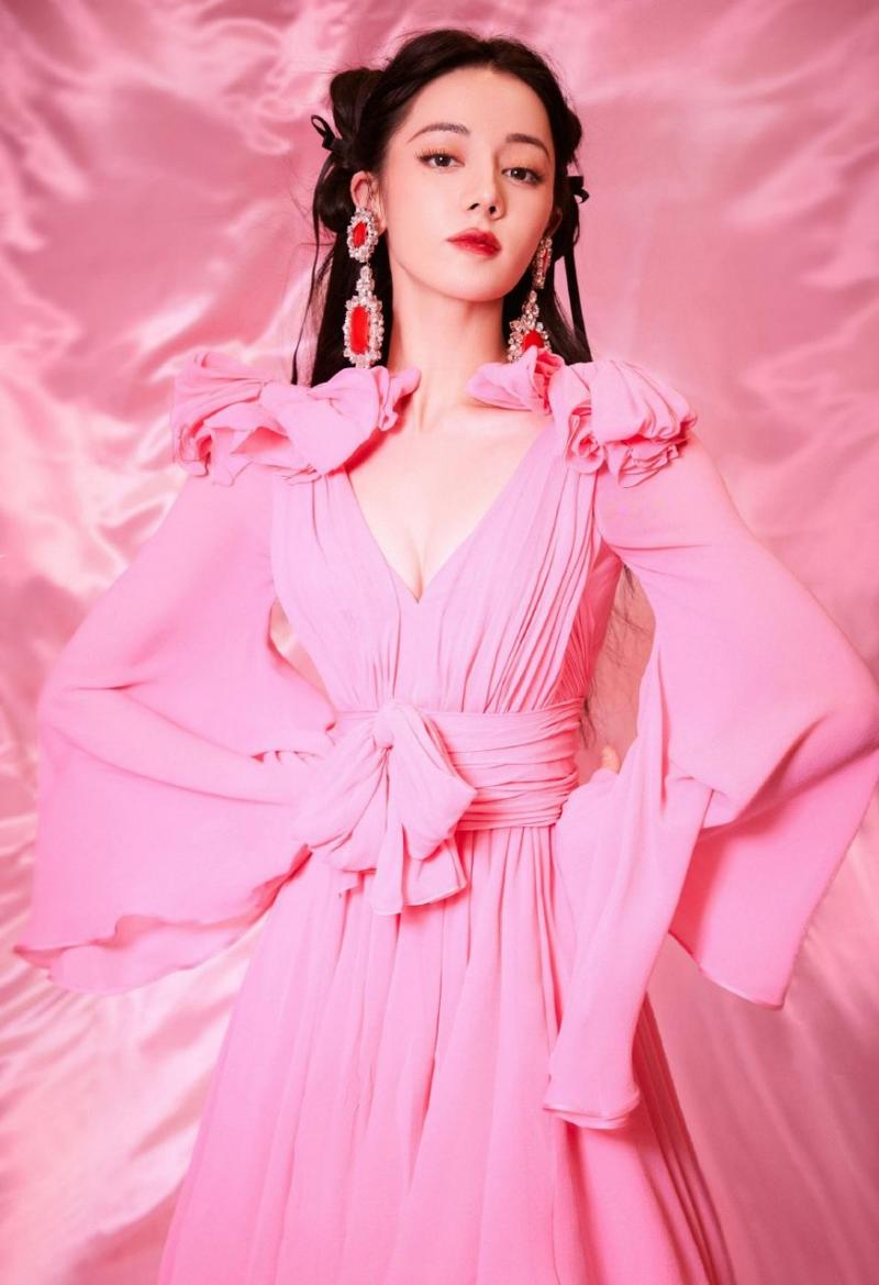 迪丽热巴粉红色美照,身穿一件粉色蝴蝶结连衣裙,展现出了她优雅迷人的