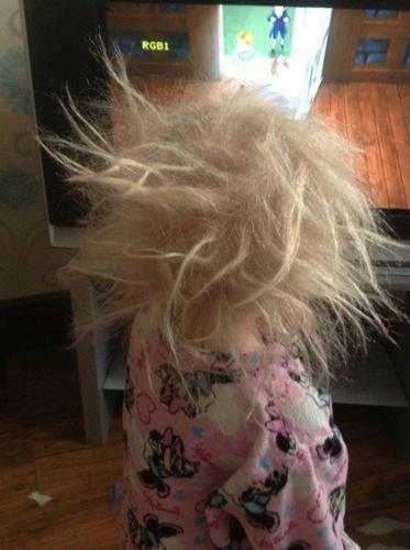 英国女孩从小一头炸毛自带静电效果9岁才梳好发型神似首相