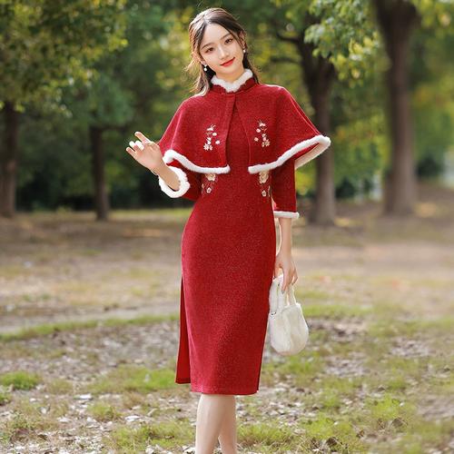 红色刺绣旗袍冬季新款2022年加绒加厚年轻款少女高端气质披肩套装