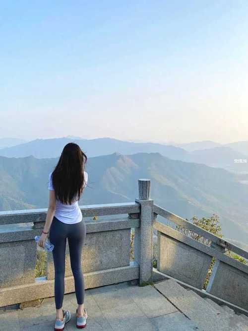 女性为什么不能穿瑜伽裤爬山(爬山穿瑜伽裤的梗)