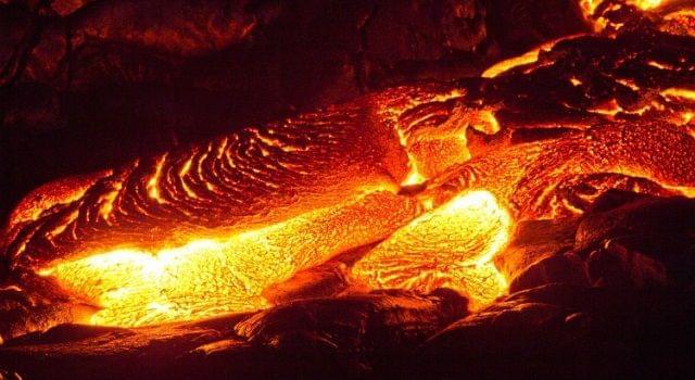 地球内部发现巨大的液态铁喷射流和太阳表面一样热
