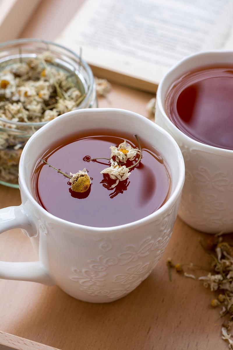 红豆薏米茶,是一种非常适合女性的养生茶饮,它含有丰富的蛋白质和多种