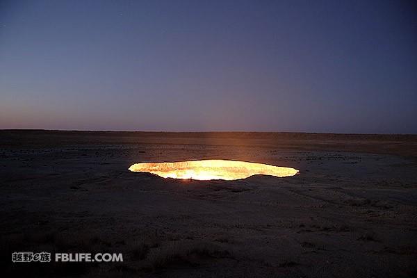 图片中这个深不见底的大洞被当地人称为"地狱之门",位于乌兹别克斯坦