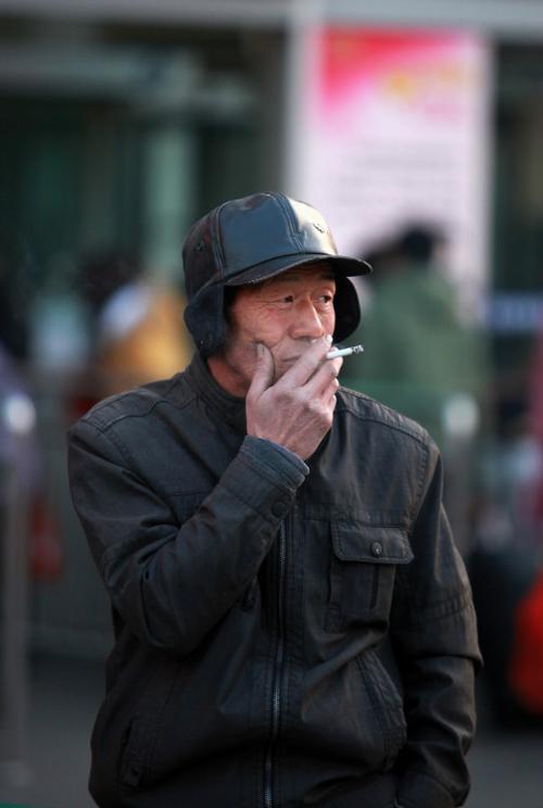 【实拍】北京西站烟雾缭绕:一个巨大的室外吸烟场所
