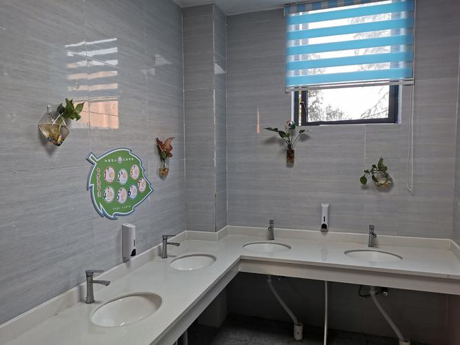 市冠英小学校园文化建设掠影 写美篇       厕所文明的基本要求是清洁
