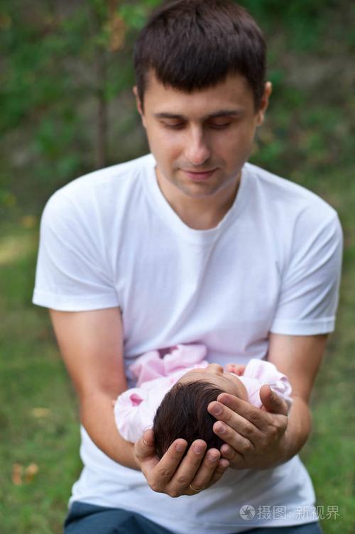 照片 父亲抱着他刚出生的婴儿.出生概念.jpg