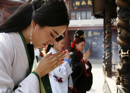 郑州:"芈月"携后宫娘娘穿越寺庙上香祈福