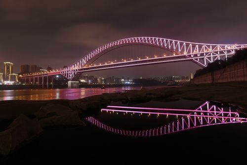 夜晚,朝天门大桥拱形桥身灯光闪亮,是夜空中灵动的光影.