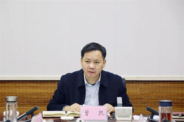 市长曾凯主持会议并讲话,市领导杜玉枫,程峰等出席会议.