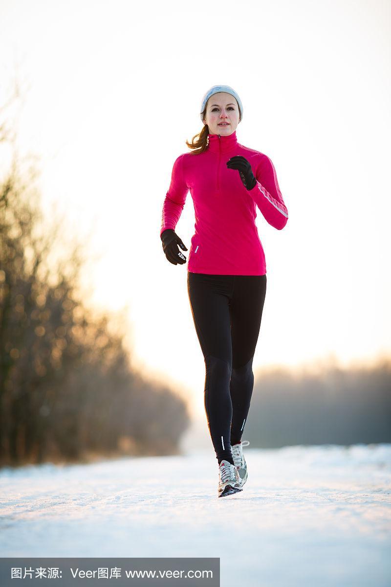 一个年轻女子在寒冷的冬天在户外跑步