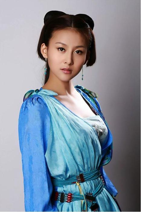 剧中饰演"女战神"的演员贾青在不少影视作品中都有过"打女"的角色形象
