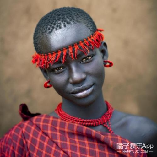 在莫桑比克的ibo岛,妇女经常戴着一个muciro面罩.