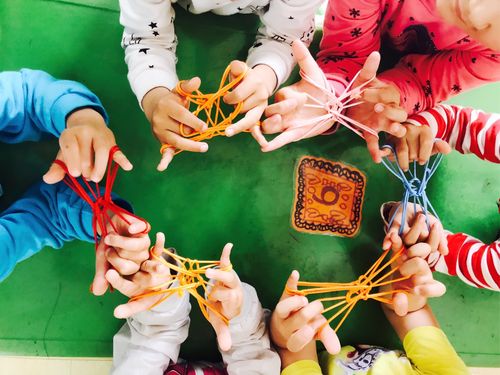 黄岛区实验小学幼儿园大三班民间传统游戏——翻绳变变变