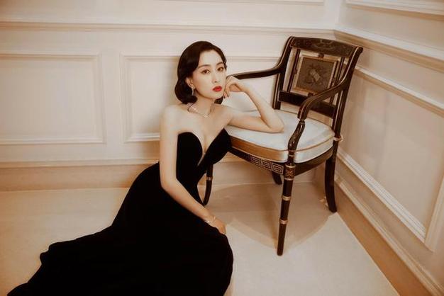 马苏出席香港电影金像奖穿黑色抹胸长裙烫卷发复古又优雅