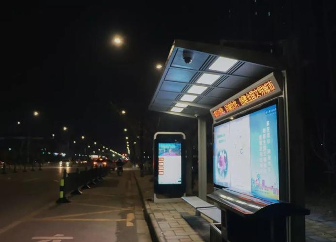 厉害了装了这块电子屏张浦的公交站台瞬间高大上起来