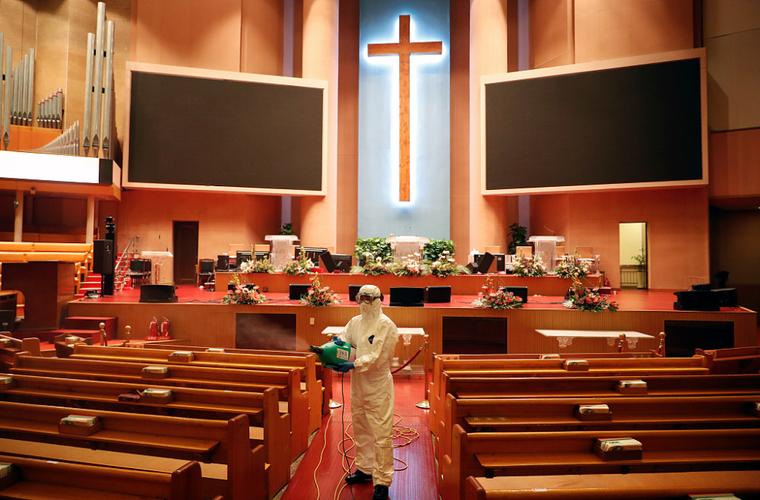 韩国首尔:工作人员给教堂设施消毒