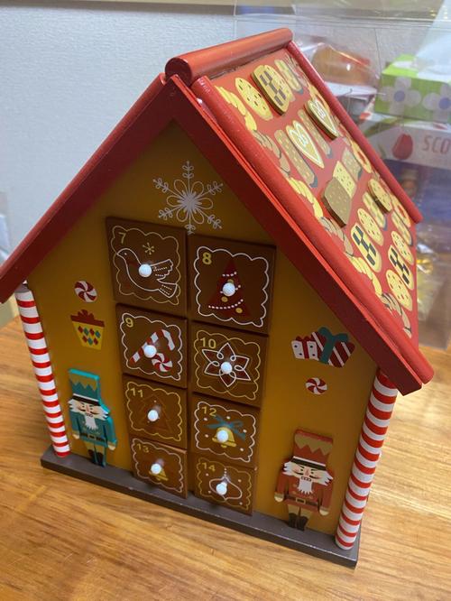 可爱的圣诞巧克力饼干木房子
