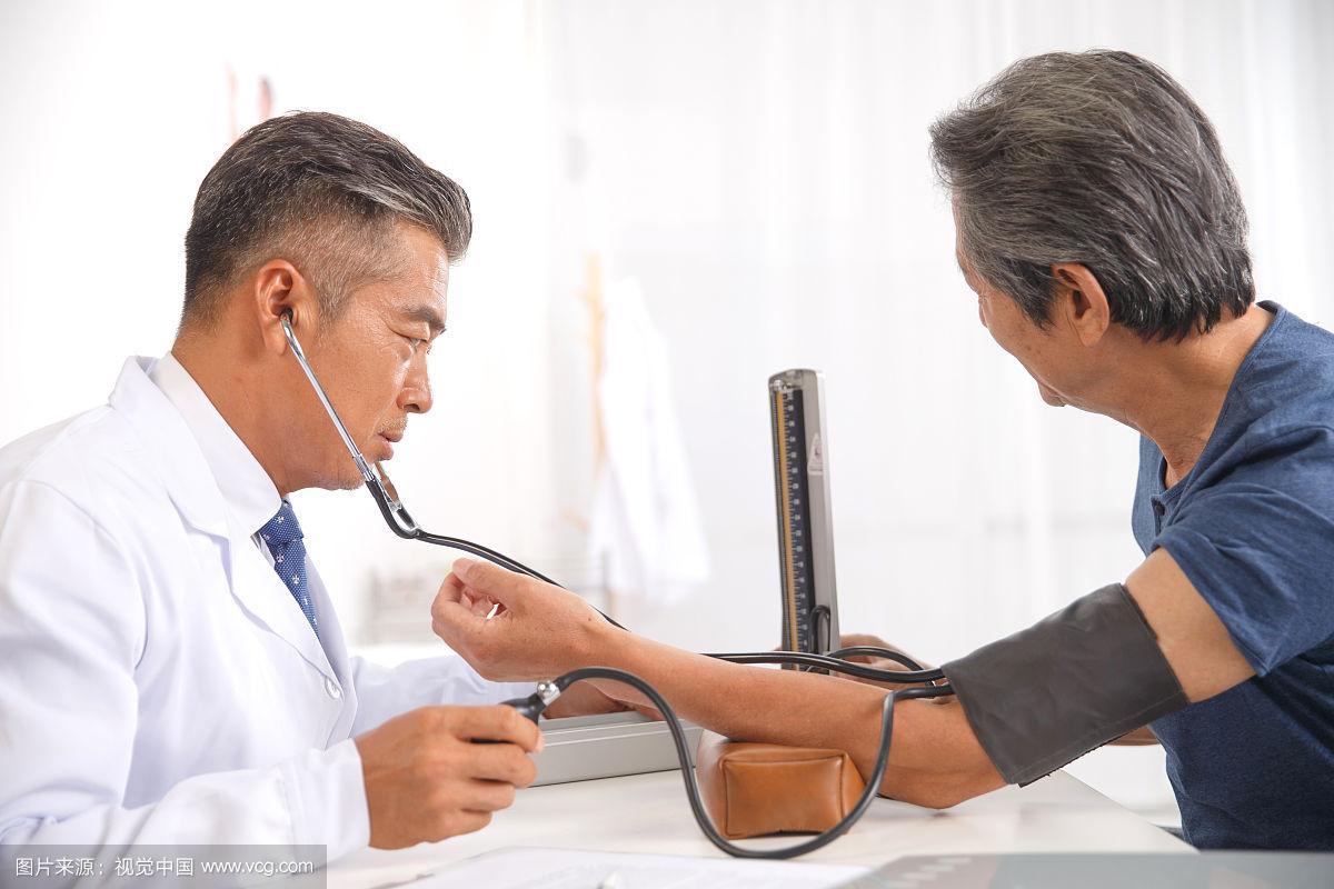 医生给患者量血压