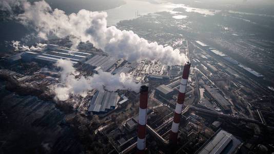 鸟瞰工厂由两个工厂的烟囱里出来的烟的空气污染.鸟瞰图照片