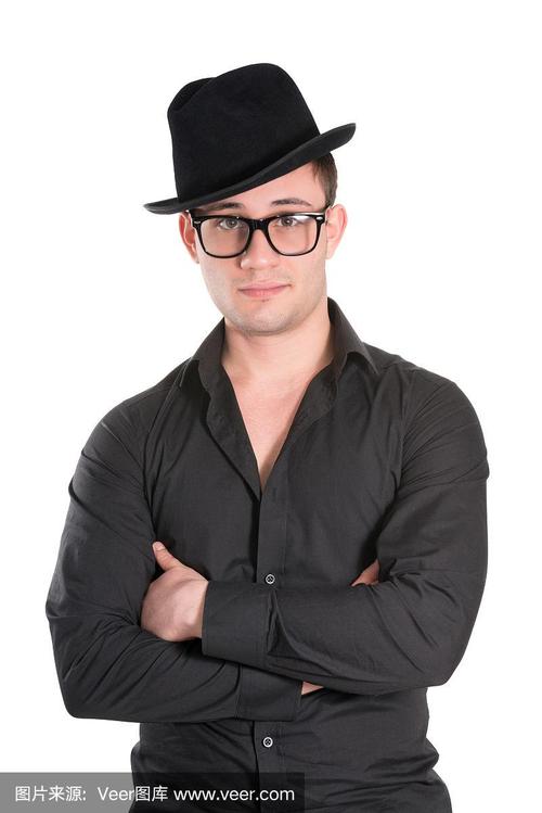 年轻英俊的男人戴眼镜和帽子
