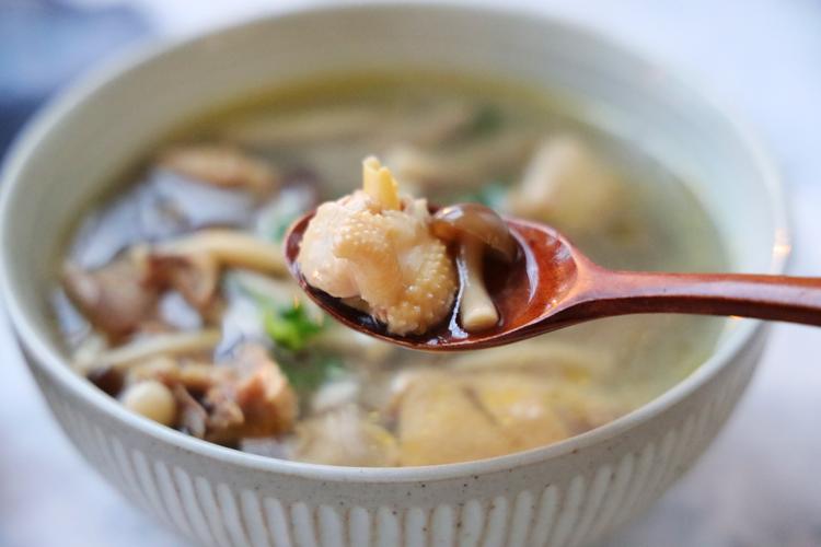 天气越来越冷,煲上这样一锅鸡肉菌菇汤,清淡鲜美,全身暖乎乎!