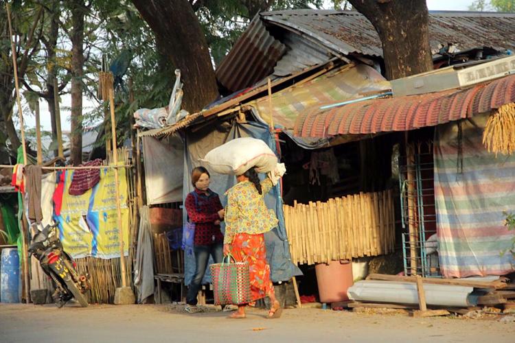 实拍:缅甸贫民区女人的生活状态,洗澡只能在街边