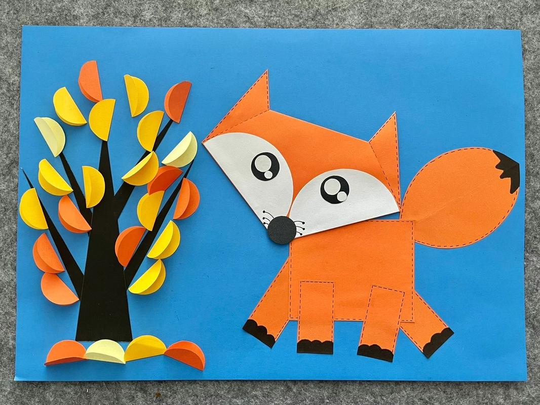 简单好看的几何图形粘贴画《小狐狸》 所需材料:各色的普通彩纸,8开的