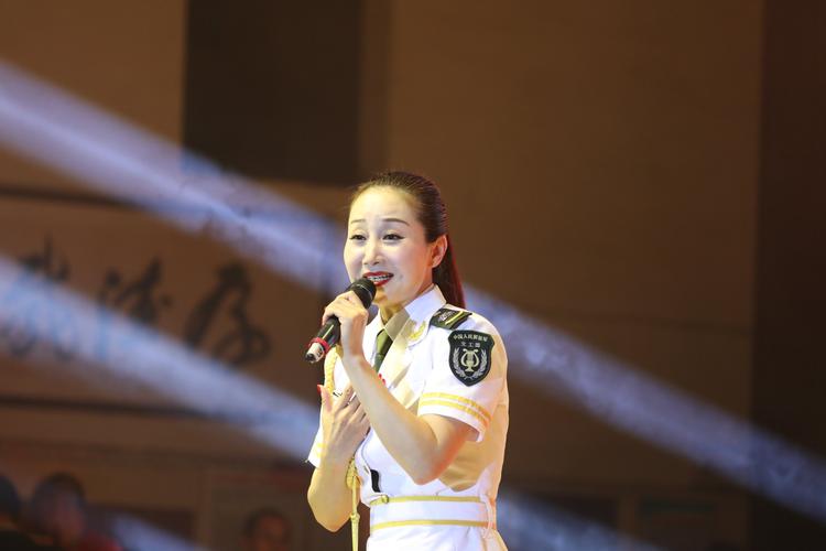 军营女歌手杨柳为观众倾演唱军营歌曲!并与台下观众互动!