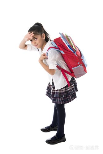 可爱的小女孩背着很重的背包或充分的书包