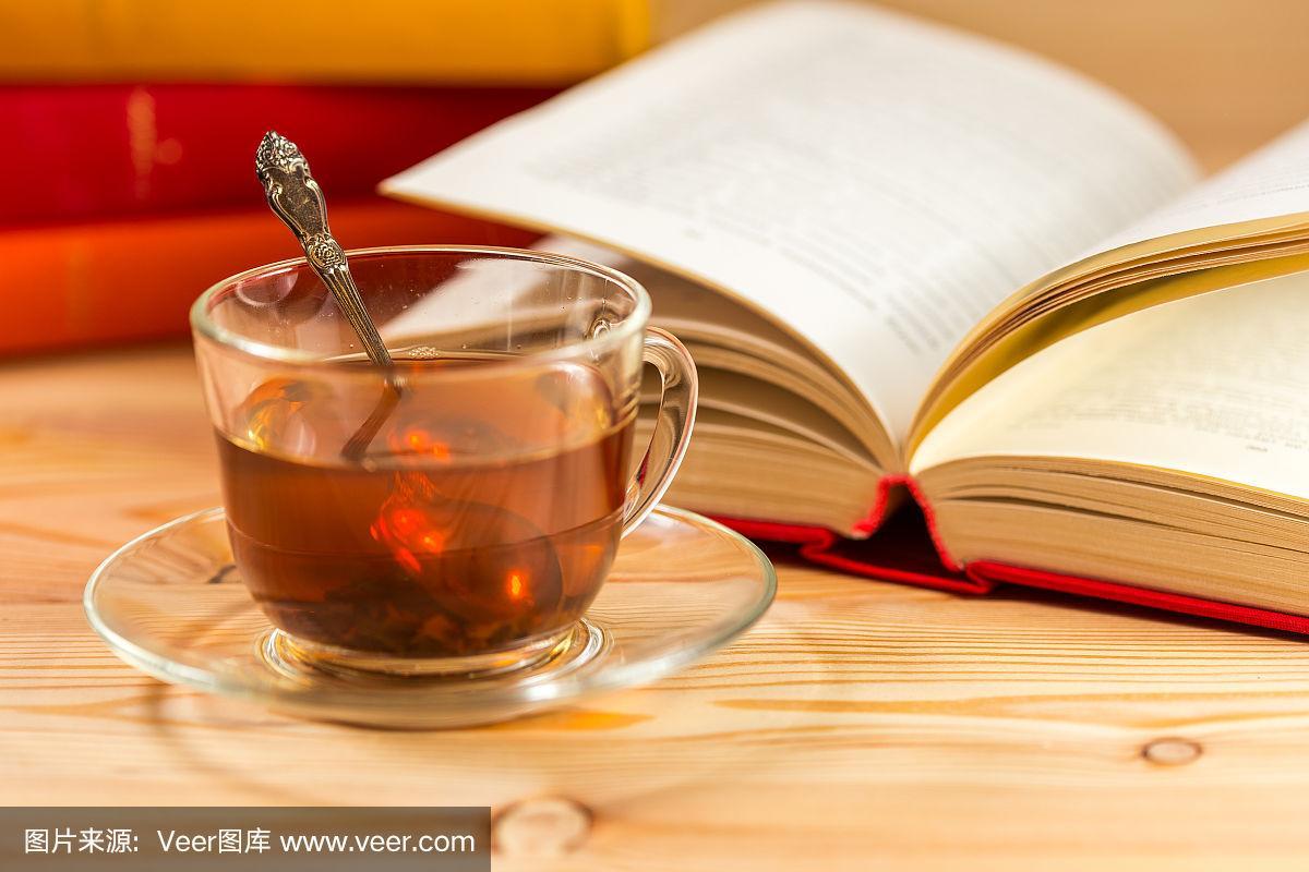 一杯茶和书的木制背景