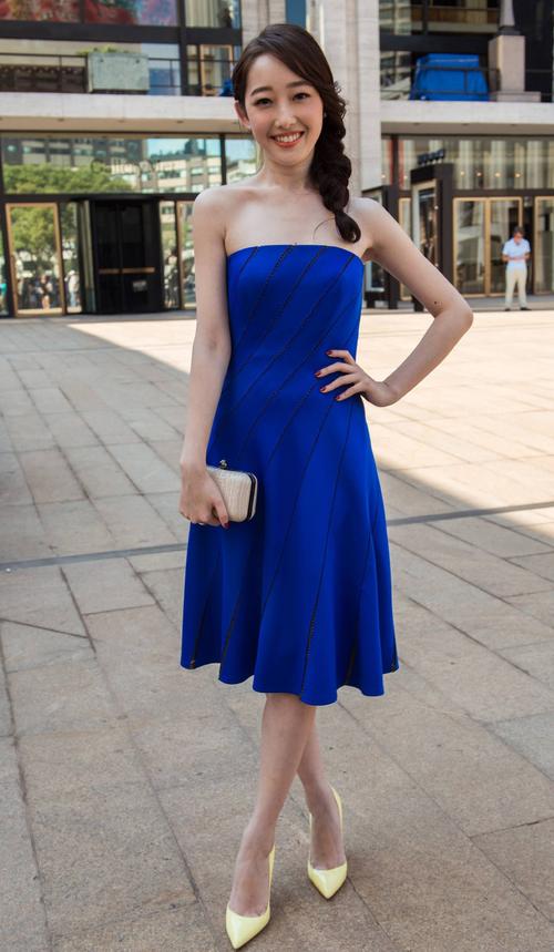 三伏天穿这最流行的蓝色裙子果然美减龄显瘦连鞋子都好搭配了