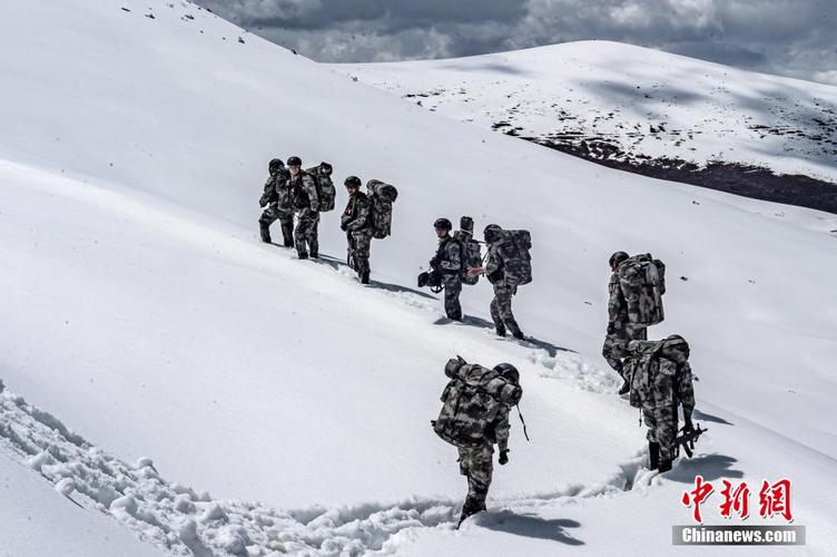 西藏军区某特战旅开展高寒雪山行军训练