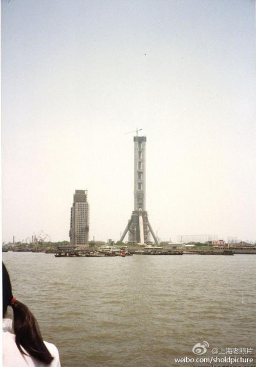 1993年,建设中的东方明珠