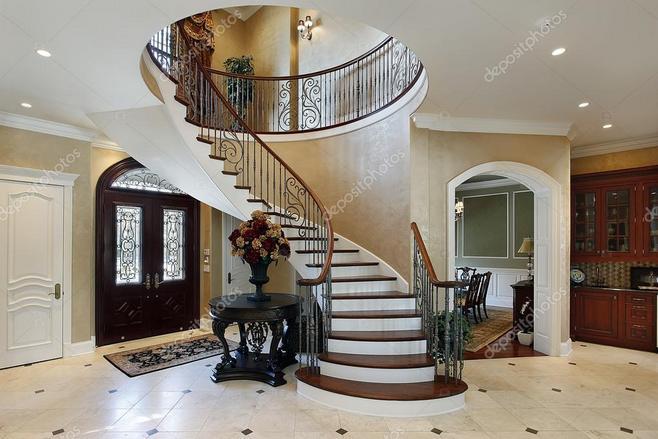 门厅里的豪华住宅与圆形楼梯