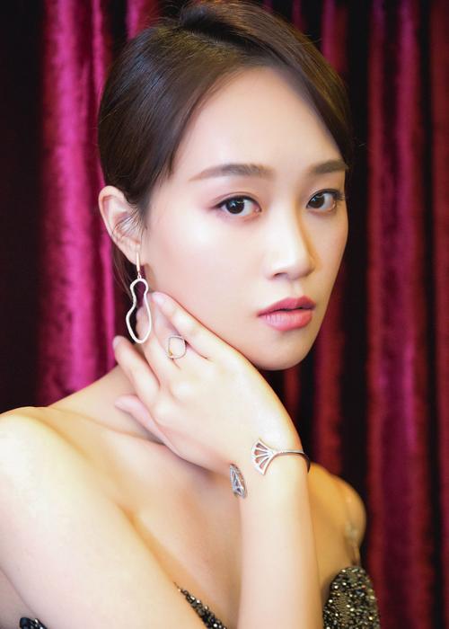 出生于上海,毕业于中央戏剧学院08级表演系本科班,中国内地影视女演员