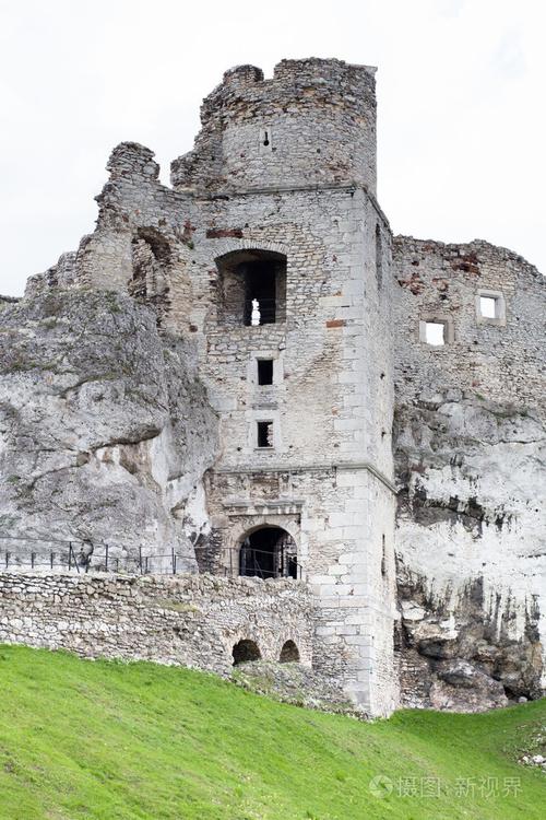 在岩石上的石头的中世纪城堡废墟