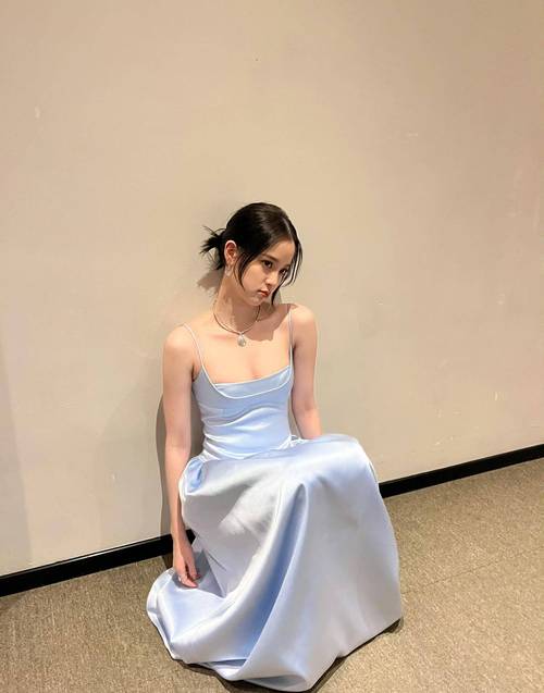 23岁欧阳娜娜近照,蓝色长裙一览无余好身材,"二次发育"很惊艳_连衣裙
