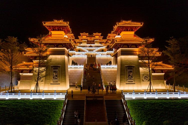 8月31日,广西宁明骆越文化宫夜晚在亮丽灯光的映射下绚丽辉煌,多姿