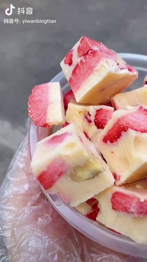 香草草莓炒酸奶可以看到香草籽的法国香草酱制作一碗冰甜的炒酸奶你