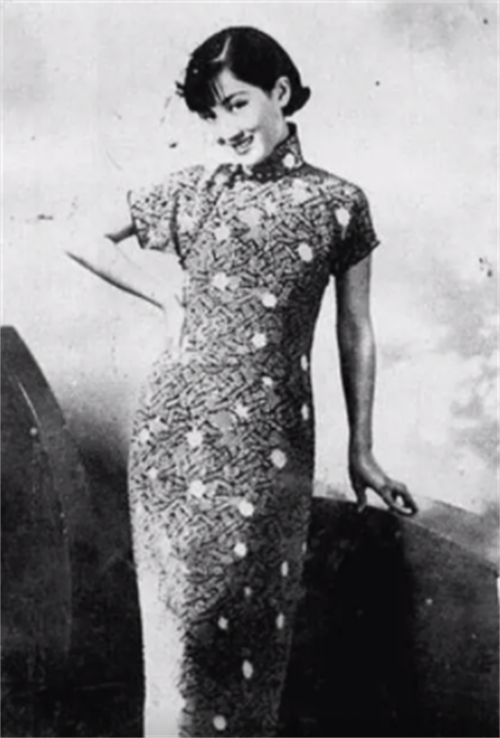 1950年中共女特工在台湾被捕被抓前让我把窗外的旗袍收了