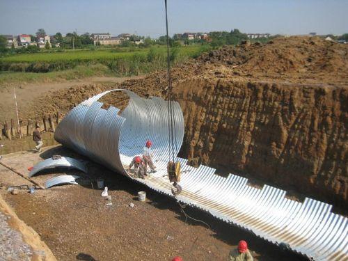 金属波纹管涵代替钢筋混凝土进行涵洞施工在国内时一项新技术,它以其