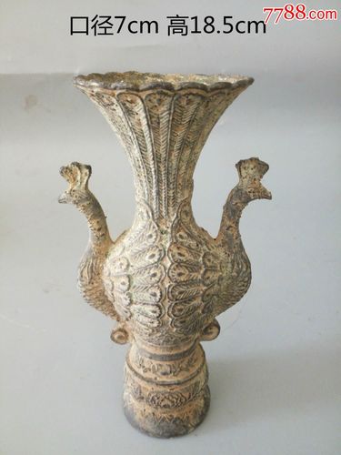 乾隆年制青铜双孔雀花瓶