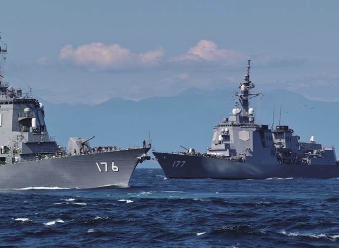 日本海上自卫队先进的两级导弹驱逐舰:"金刚"级(左)和"爱宕"级(右)
