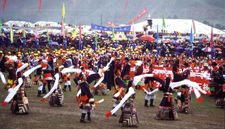 民间图片:青海玉树赛马节上跳舞的藏族群众