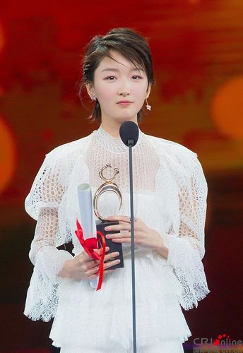 周冬雨获"熊猫奖"最佳女主角 台上大胆秀英文