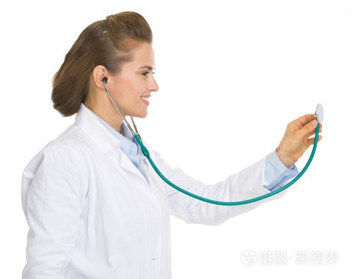 快乐医生女人使用听诊器