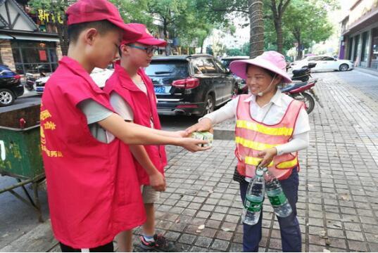 湖南安乡小志愿者用零花钱购买爱心水为环卫工人送清凉